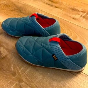 Teva blue quilted slippers, size 8 (or EU 39)